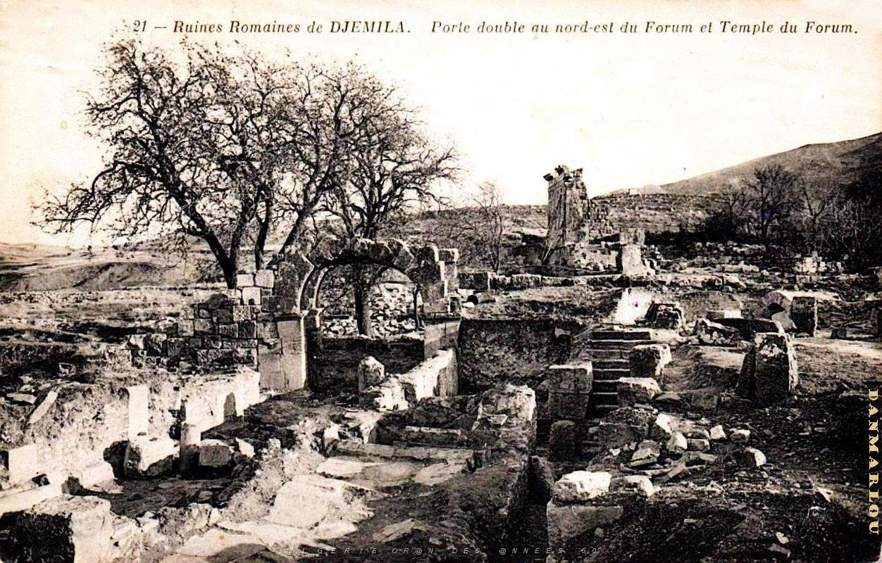 Djemila - Forum - Porte double et Temple .jpg